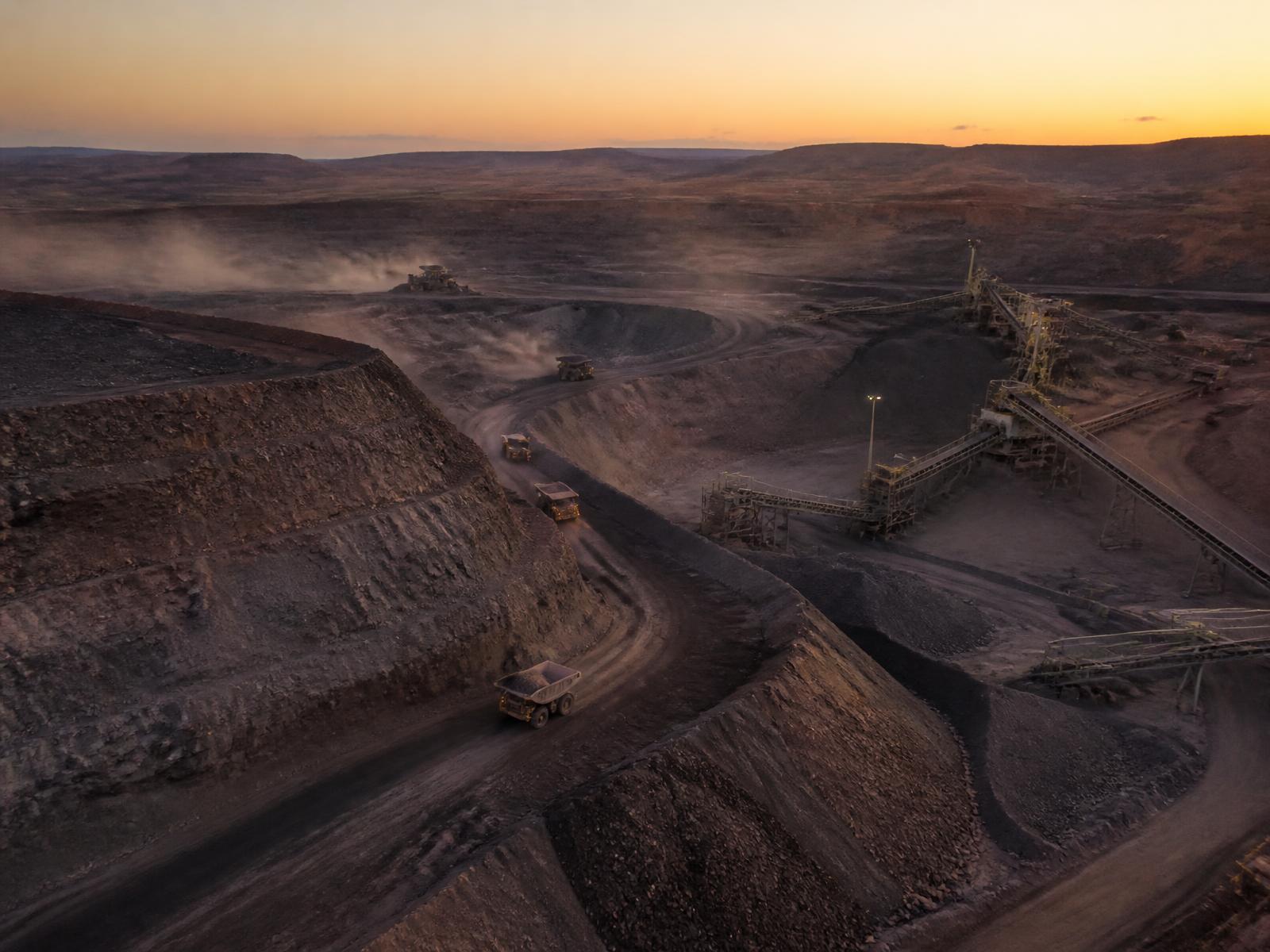 Operações industriais da EvcomX em mineração e siderurgia